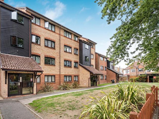 Flat for sale in London Borough of Croydon, Greater London