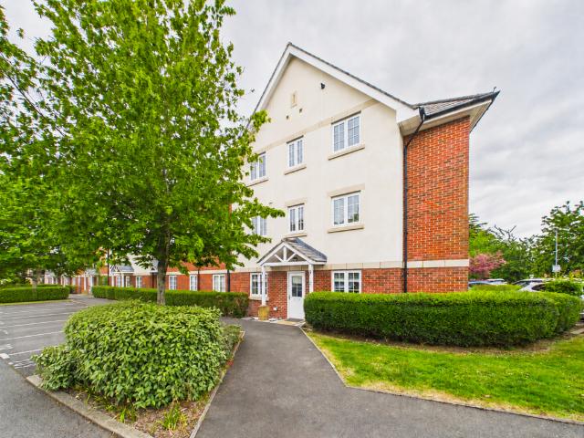 Flat for sale in Totteridge, Buckinghamshire