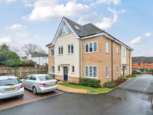 Flat for sale in Lane, Greater London