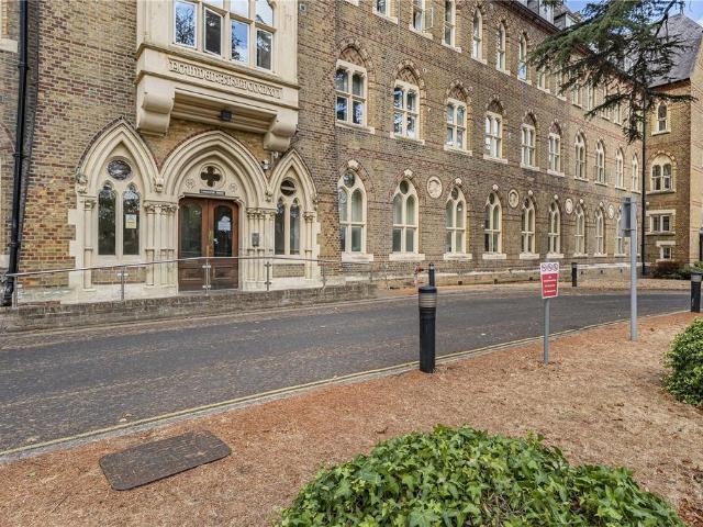 Flat for sale in London Borough of Hounslow, Spring Grove