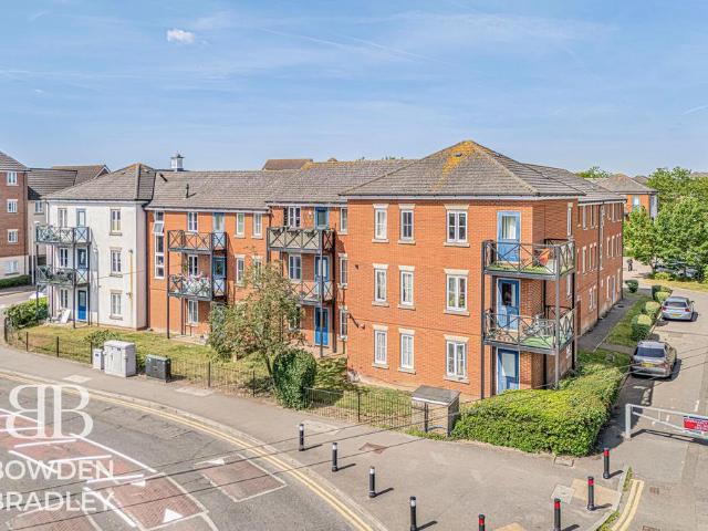 Flat for sale in Little Heath, Greater London