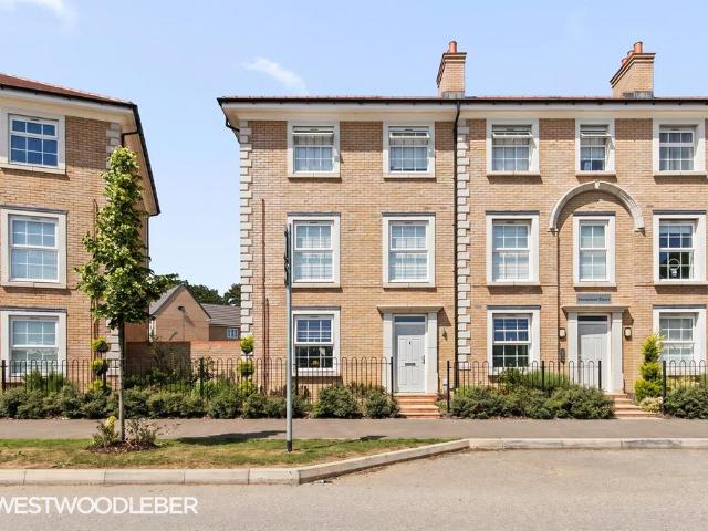 Flat for sale in Broxbourne, Hertfordshire
