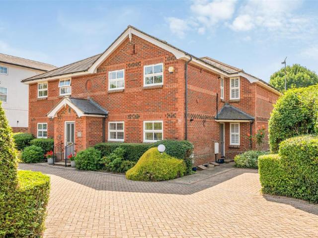 Flat for sale in Westborough, Surrey