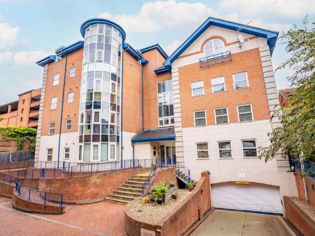Flat for sale in St Albans, Five Acres