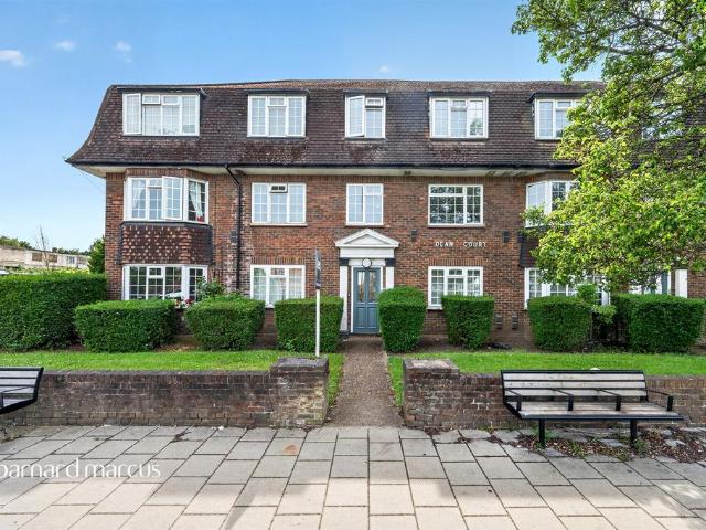 Flat for sale in Tolworth, Greater London