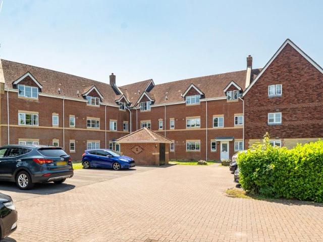 Flat for sale in Bolton Low Houses, Hampshire