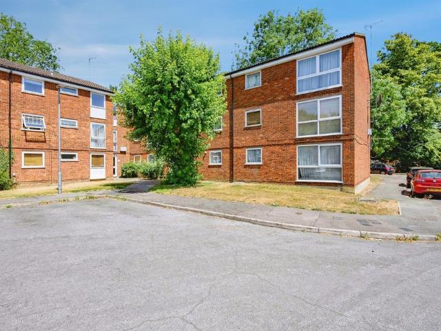 Flat for sale in Woodhall Farm, Pouchen End