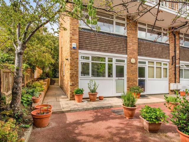 Flat for sale in Putney, Greater London
