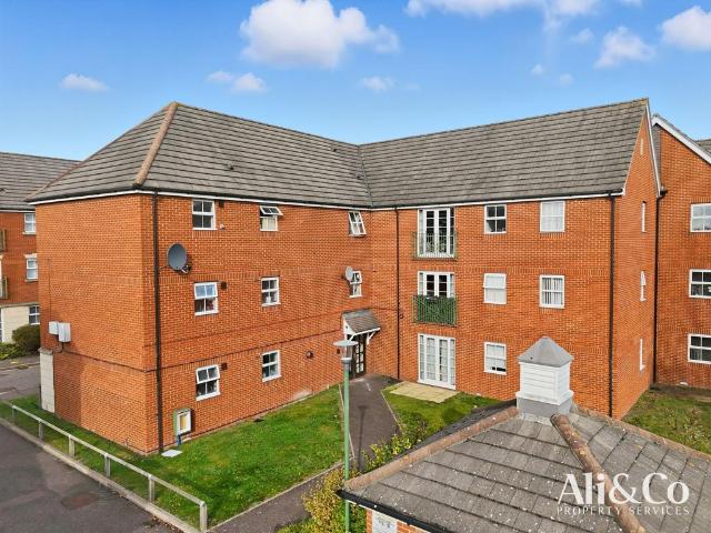 Flat for sale in Grays, Essex