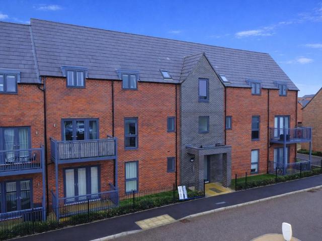 Flat for sale in Houghton Regis, Bedfordshire