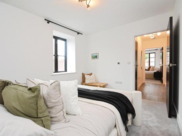 Flat for sale in Chipping Hill, Essex