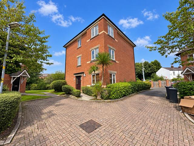 Flat for sale in Daisy Hill, Lee Bank