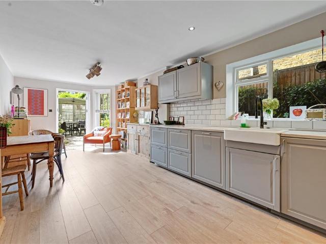 Flat for sale in Brondesbury Park, Greater London