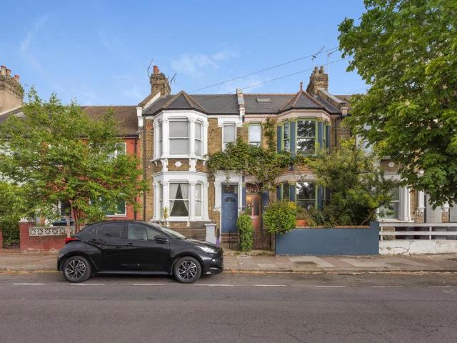 Flat for sale in Brondesbury, Greater London
