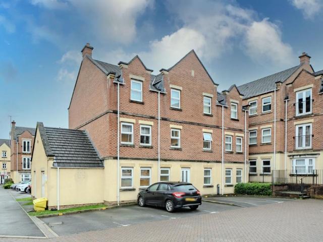 Flat for sale in Farnley, West Yorkshire