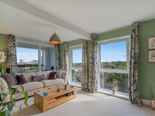 Flat for sale in Carshalton Beeches, Greater London