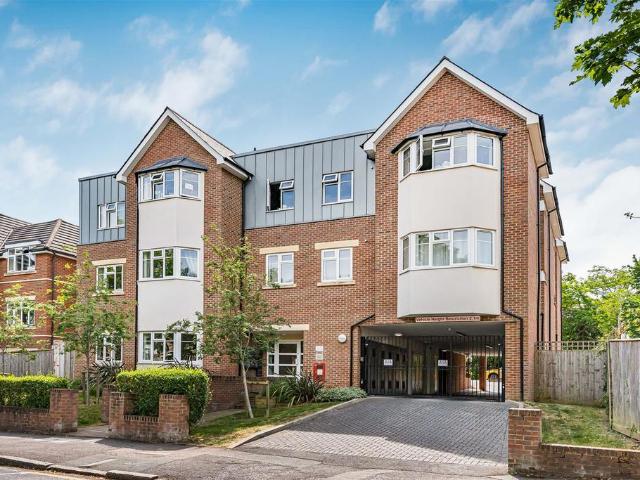 Flat for sale in Carshalton Beeches, Greater London