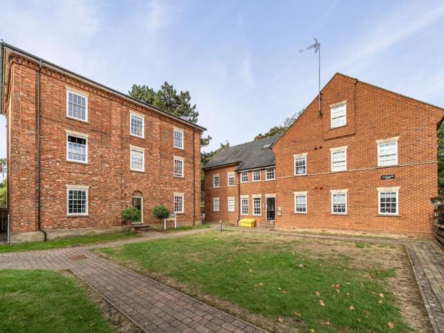 Flat for sale in Buckingham, Buckinghamshire