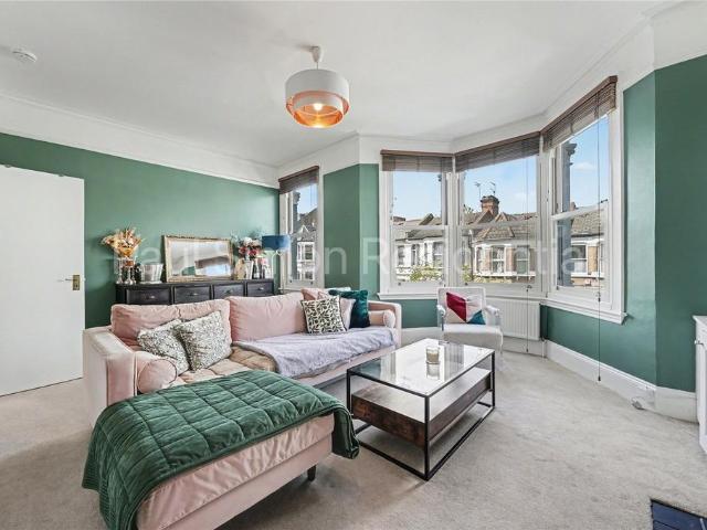 Flat for sale in Harringay, Greater London