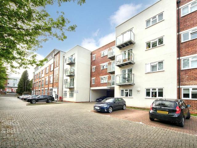 Flat for sale in Spring Park, Luton