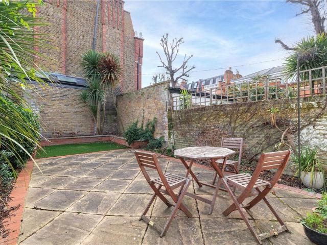 Flat for sale in Fulham, Greater London