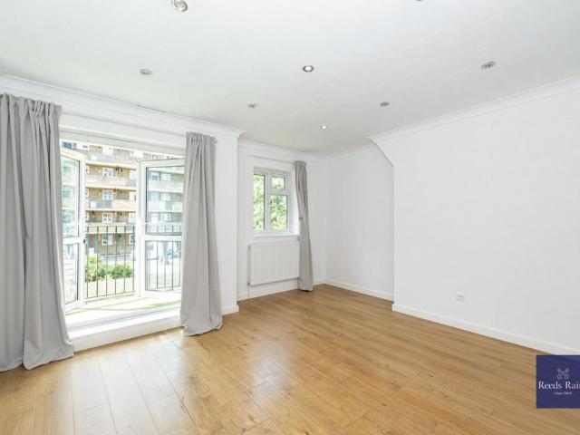 Flat for sale in South Lambeth, Greater London