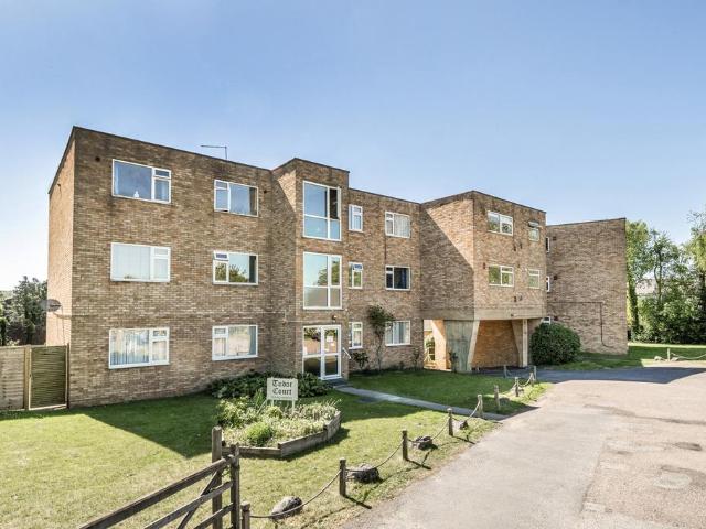 Flat for sale in The Cedars Estate, Batchworth