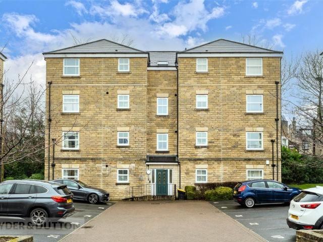 Flat for sale in Savile Park, West Yorkshire