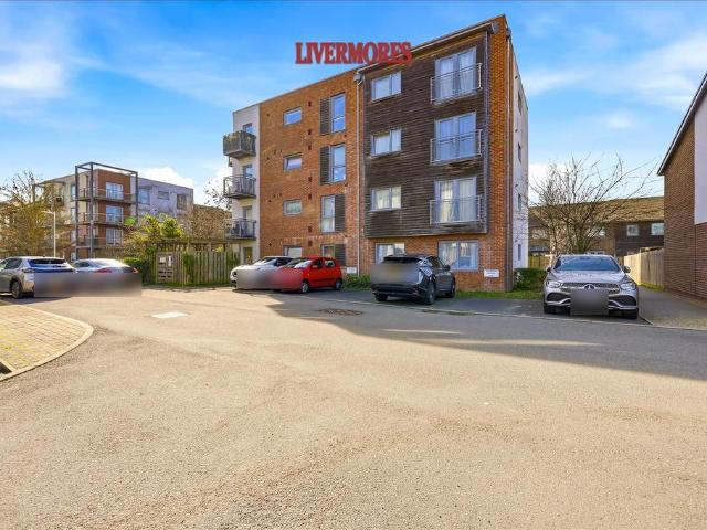 Flat for sale in Monks Orchard, Kent