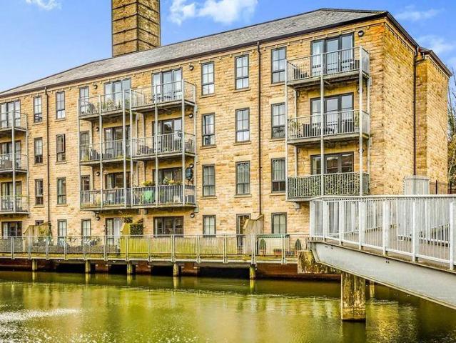 Flat for sale in Golcar, West Yorkshire