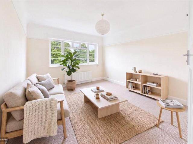 Flat for sale in Streatham Hill, Greater London