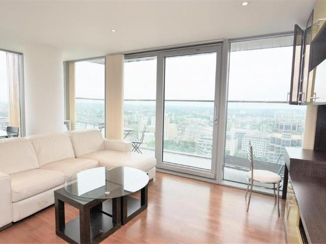 Flat for sale in Canary Wharf, Greater London