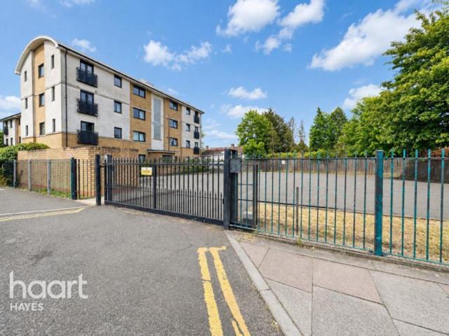 Flat for sale in Yeading, Greater London
