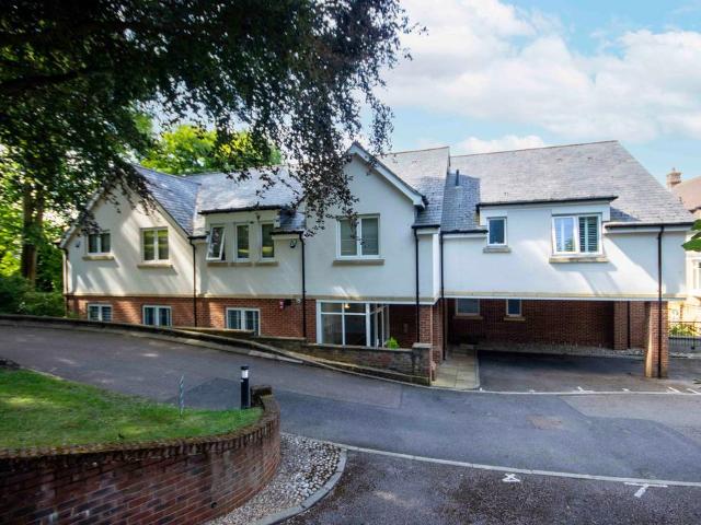 Flat for sale in Batchworth, Hertfordshire