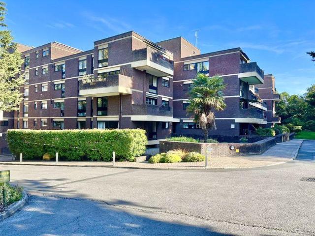Flat for sale in Woodcote, Epsom