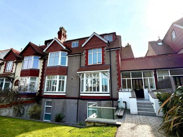 Flat for sale in Llandudno, Wales