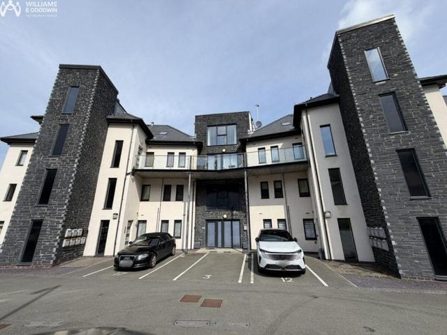 Flat for sale in Y Felinheli, Wales