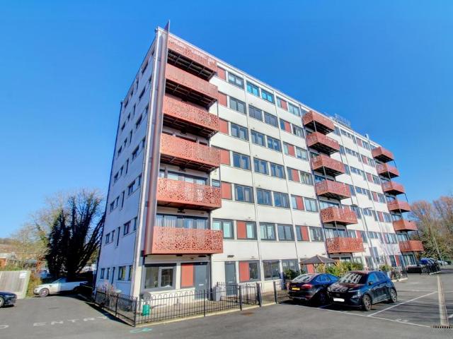 Flat for sale in Loudwater, Buckinghamshire
