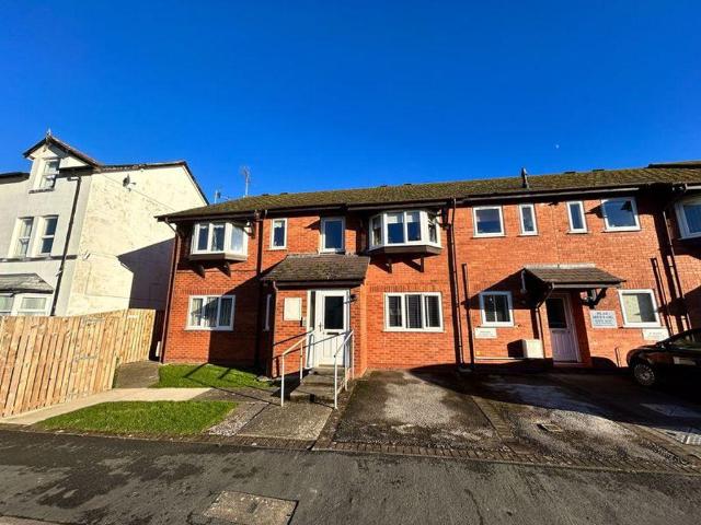 Flat for sale in Old Colwyn, Wales