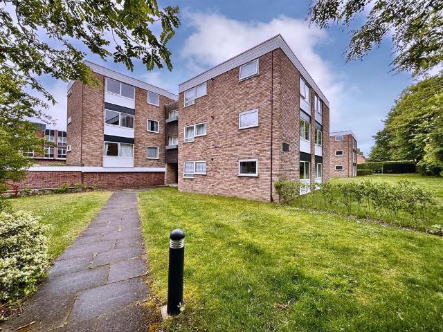 Flat for sale in Heol-las, Surrey