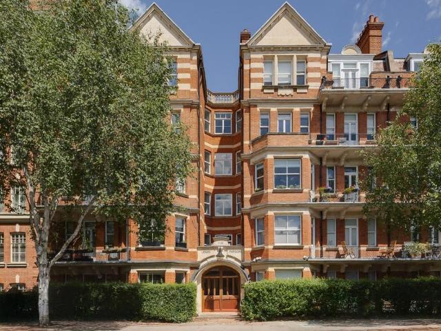Flat for sale in St. John's Wood, Greater London