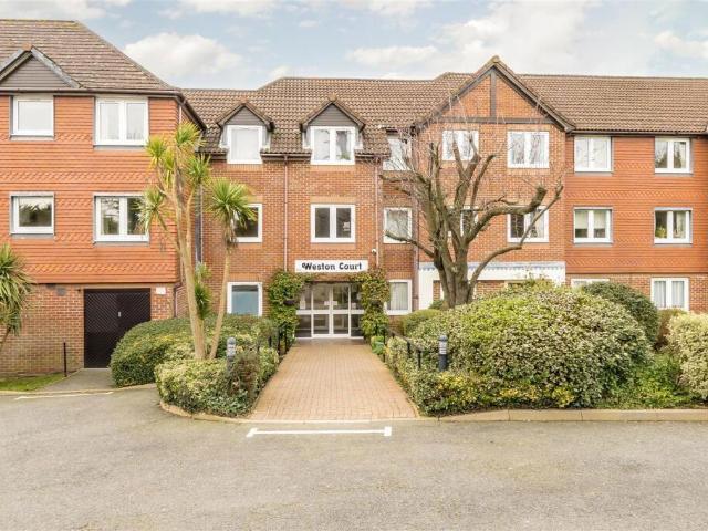 Flat for sale in Whetstone, Oakleigh Park