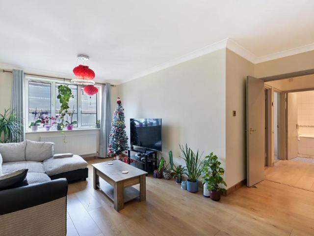 Flat for sale in London Borough of Ealing, Hanwell