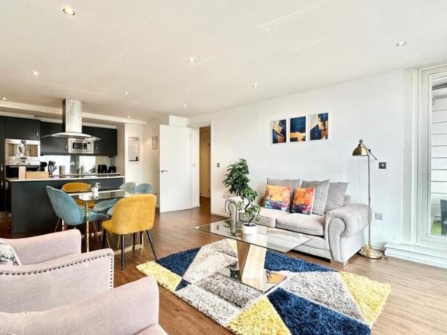 Flat for sale in Canning Town, Greater London