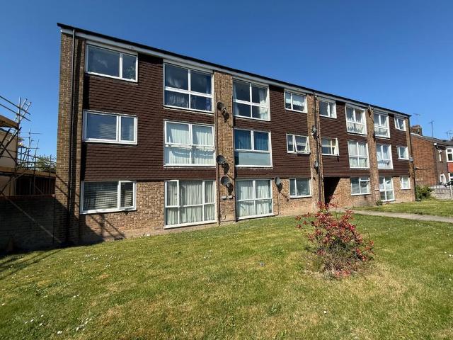 Flat for sale in Dunstable, Bedfordshire