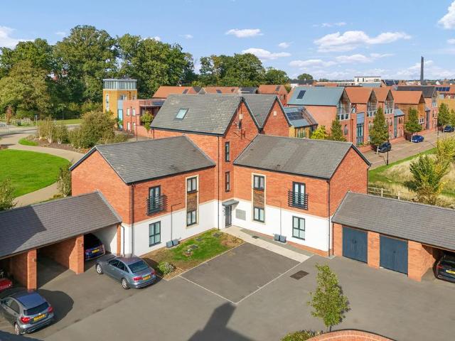 Flat for sale in Upton