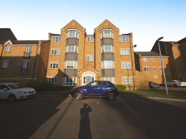 Flat for sale in Dunstable, Bedfordshire