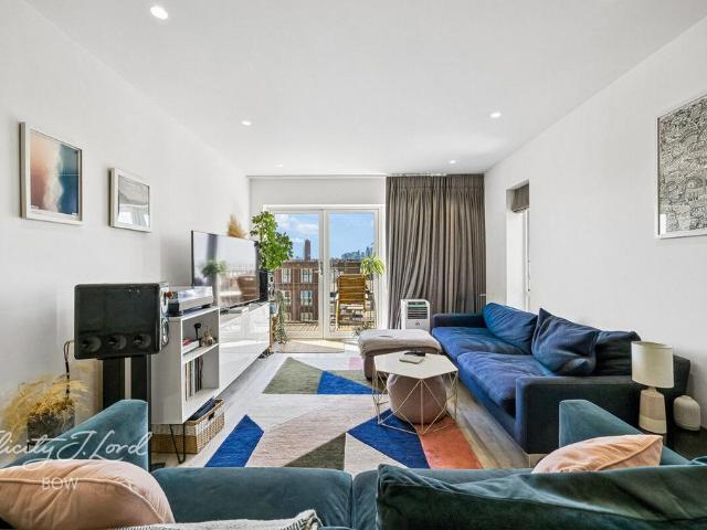 Flat for sale in London Borough of Tower Hamlets, Greater London