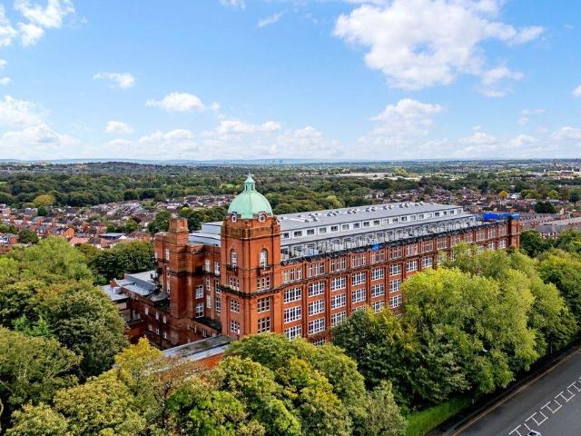 Flat for sale in Belmont Park, Lee Bank