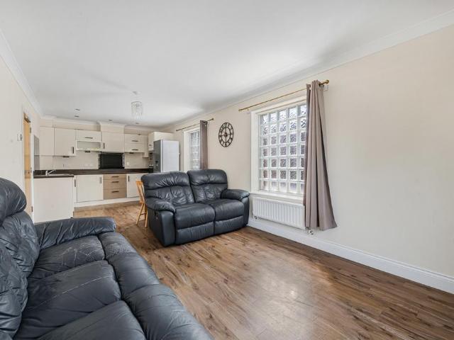 Flat for sale in London Borough of Croydon, Selhurst